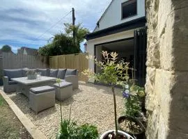 Large Stylish Luxury Cotswold Cottage - ideal for families, w/ EV charging