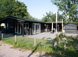 Luxe en ruim chalet met airco bij Leekstermeer，位于Matsloot的酒店