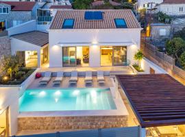 Brand New Villa Carmelita Exclusive with free Smart Car，位于杜布罗夫尼克的酒店