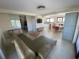 Luxury Villa "SREĆA"，位于拉布的酒店