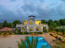 Ekostay Gold Palm Estate I Cricket Turf I Rain Dance I 2 Acre Property，位于卡尔贾特的乡间豪华旅馆