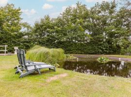Farmhouse oasis with garden, pond and idyllic surroundings，位于贝尔内姆的酒店