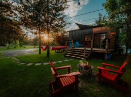 The Nest - Romantic Tiny Home with a Vintage Vibes, 10 mins to Winery，位于Deseronto的酒店