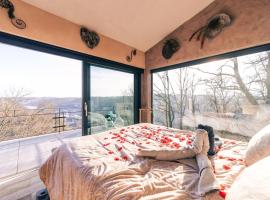 Unique Cottage w/ Amazing View & Private Wellness，位于迪南的酒店