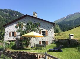 Romantic standalone 5 room cottage in Valposchiavo，位于波斯基亚沃的酒店