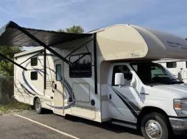 32 ft Motorhome Sleeps 10