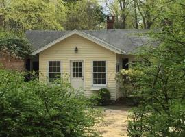 Idyllic New England Cottage，位于Wilton的酒店