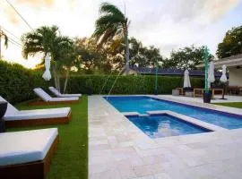 Modern & Bright Retreat by the Beach, Airport & Casino! Pool & Jacuzzi!