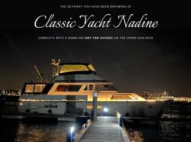 Classic Yacht Nadine in Poole Harbour, Dorset, with a Hot Tub Jacuzzi，位于浦耳的酒店