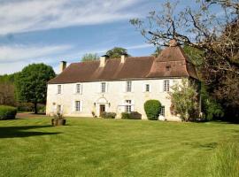 Stunning manor, privet heated pool in Dordogne，位于Carlux的酒店