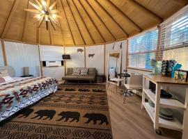 Glamping-Sky Dome Yurt-Tiny House-2 by Lavenders field，位于Valley Center的小屋