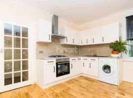 1 bedroom ground floor flat with garden