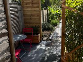 Gîte maisonnette- Et à côté coule une rivière，位于若瑟兰的酒店