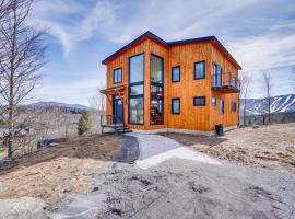 Custom Windham Mtn Villa with Pool, Theater and Views!，位于温德姆的酒店