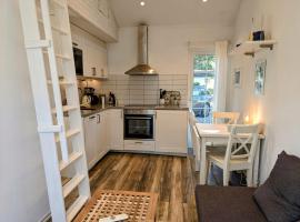 Tiny house for four 200 m from beautiful white sandy beach and 20 min from Malm&ouml; - with internet, Netflix and parking included，位于赫尔湾的小屋