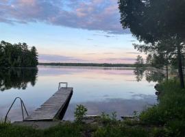 Gorgeous Muskokan Cottage on Six Mile Lake，位于Port Severn的家庭/亲子酒店