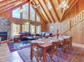 Blakeslee Cabin with Spacious Deck and Private Hot Tub，位于Blakeslee的酒店