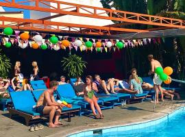 Bed Station Hostel & Pool Bar Hội An " Former Sunflower"，位于会安的青旅