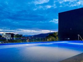 The Hamptons - Lux 2 Bed 2 Bath, Pool - Central Location，位于堪培拉澳大利亚体育学院附近的酒店