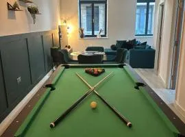 Dream Retreat Luxury Apartment with Super King Bed, Pool Table PS4 - Sleeps 5 Free Parking