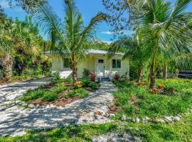 Casa Posada - So Close You Can Hear the Waves Historic Beach Cottage w Beach Gear，位于安娜玛丽亚的度假屋