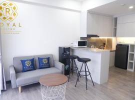 Royal Suites 2BR 28th Floor - Citra Plaza Nagoya Apartment，位于Jodoh的酒店