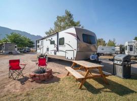 Moab RV Resort Glamping Trailer OK36，位于摩押的酒店