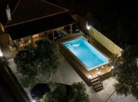 Σπίτι με πισίνα δίπλα στο αεροδρόμιο.，位于斯巴达的酒店