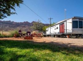 Moab RV Resort Glamping RV Fully Setup OK42，位于摩押的酒店