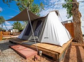 Moab RV Resort Glamping Setup Tent in RV Park #2 OK-T2，位于摩押的酒店