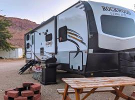 Moab RV Resort Glamping RV Setup OK33，位于摩押的豪华帐篷营地
