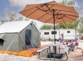 Moab RV Resort Glamping Setup Tent in RV Park #4 OK-T4，位于摩押的酒店