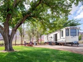 Moab RV Resort Outdoor Glamping Destination RV OK40，位于摩押的酒店