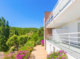 Modern studio with AC and large terrace on the beach in Cavalaire - Welkeys，位于滨海卡瓦莱尔的酒店
