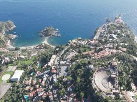 Blu Home Deluxe Taormina，位于陶尔米纳的带停车场的酒店