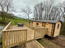 Shepherds Hut/Hot Tub Private Lake Jurassic Coast，位于布里德波特的度假屋