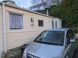 Homely 2 bed caravan sleeps 4 5 in Portland Dorset，位于波特兰的木屋