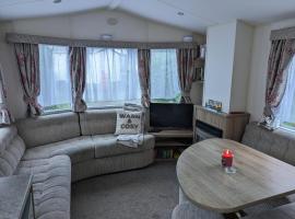 2 bed caravan in Portland Dorset sleeps 4，位于波特兰的酒店