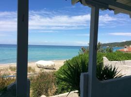 House on the beach in Fourka Chalkidiki!，位于斯卡拉福卡斯的酒店