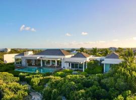 Breathtaking Oceanfront Villa with Views and Private Pool，位于普罗维登西亚莱斯岛的乡村别墅