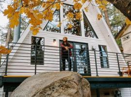 The Scandia “A-Frame Chalet” Fireplace & Hot tub，位于Running Springs的酒店
