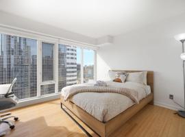 Modern 2-Bedroom Condo w Floor to Ceiling Windows，位于多伦多的酒店