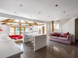 Prestwick Oak - 2 Kingsize Ensuite - Openplan Contemporary - Rural - Garden，位于奇丁福尔德的酒店