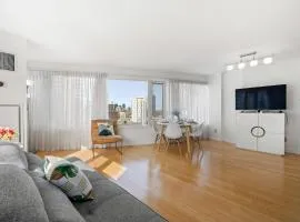 Modern 2-Bedroom Condo w Floor to Ceiling Windows