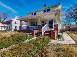 Century-Old, Small-Town 4BR with Great Yard, Porch，位于Hebron的酒店
