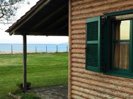 Wooden beach house / Nea Roda, Halkidiki，位于依诺罗达的酒店