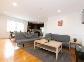 Chic 2BR Retreat with Skyline Views near NYC，位于联城的酒店