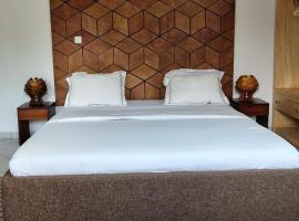 Appartement Meuble SEED a Yaounde Odza，位于雅温得的带停车场的酒店