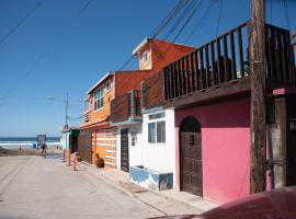 Be steps away from the beach - Downtown Rosarito，位于罗萨里托的度假屋