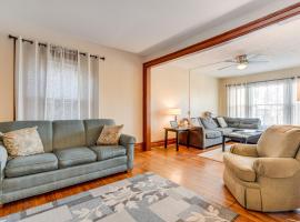 Buffalo Apt with Balcony about 3 Mi to Downtown!，位于布法罗Fort Erie Race Track附近的酒店